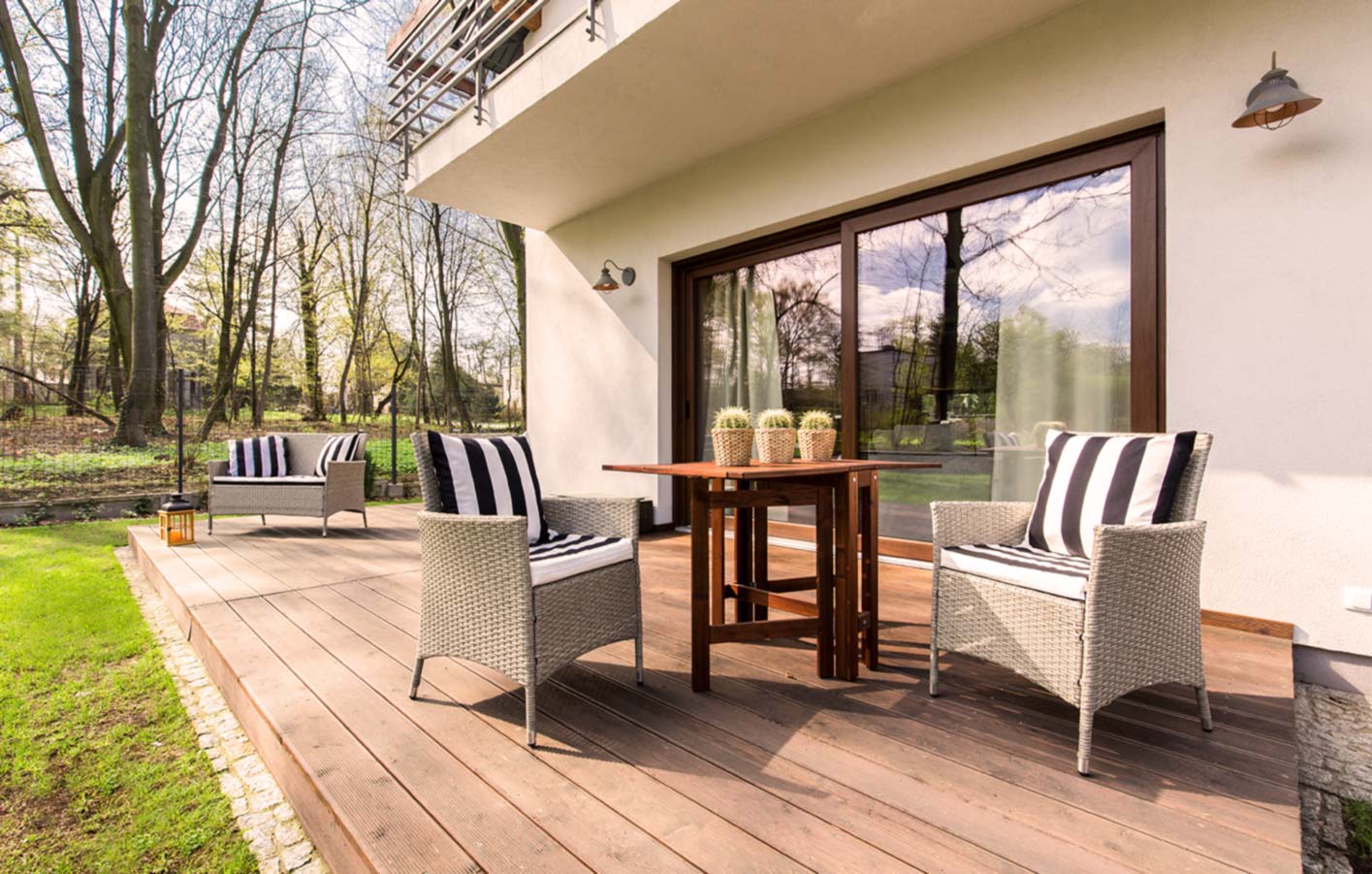 Terrasse aus Holz mit Gartenmöbeln